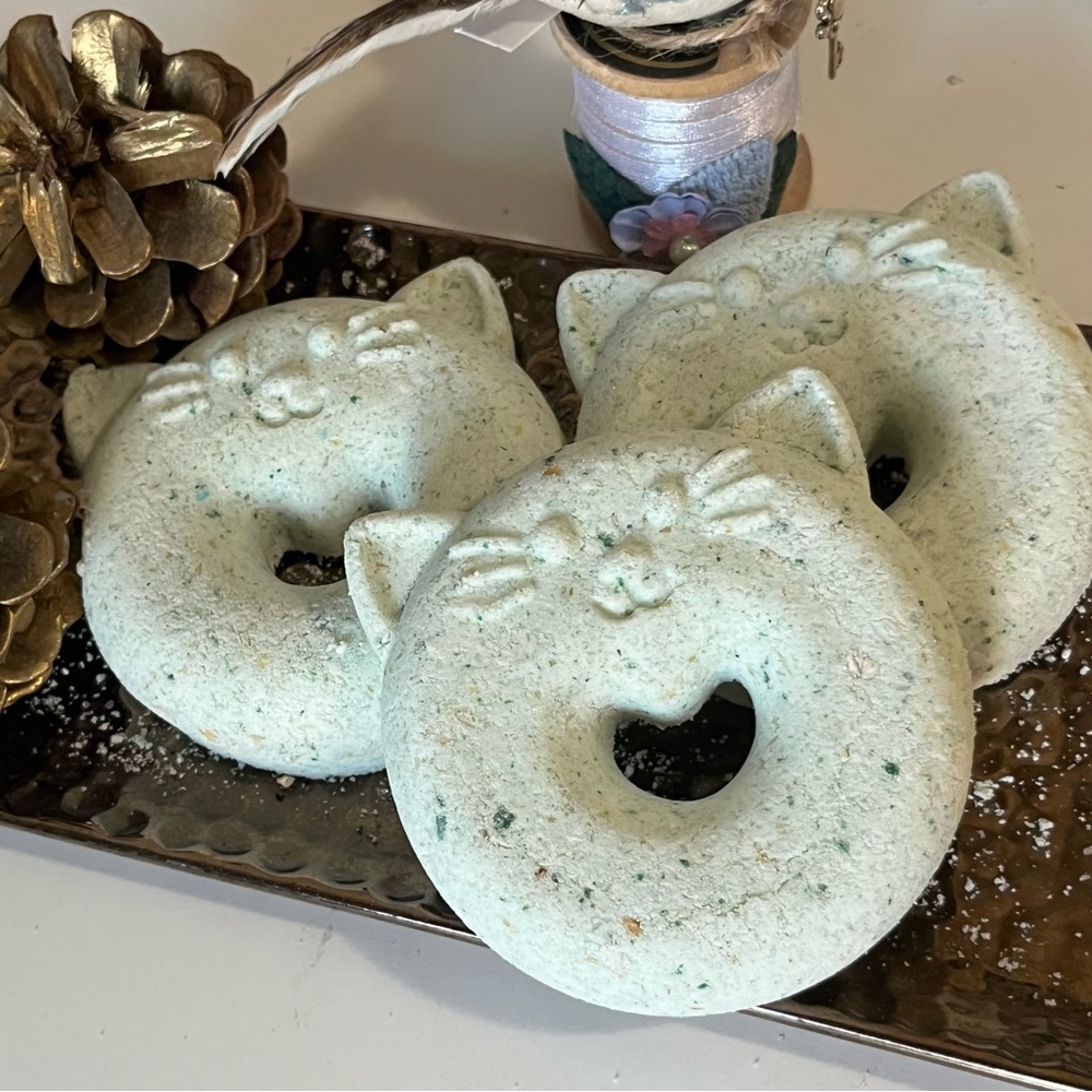 Handcrafted plumeria frankincense white blossom spring fizzy bath bombs cat - Picture 3 of 9